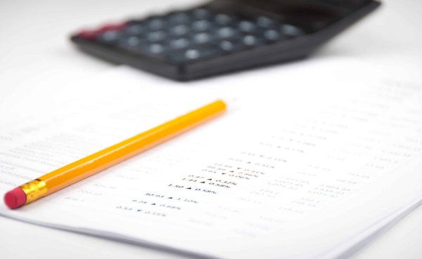 Quel est le rôle des web analytics dans l'optimisation du tunnel de conversion d'une application de réservation hôtelière?