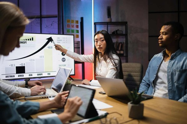 Quels outils analytiques en ligne sont essentiels pour optimiser le parcours client d'un site de réservation d'hôtels ?